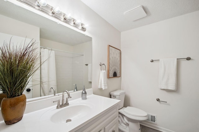 1173 Jefferson St S, Shakopee, MN 55379 - bathroom with vanity, toilet, a shower with shower curtain, and a textured ceiling