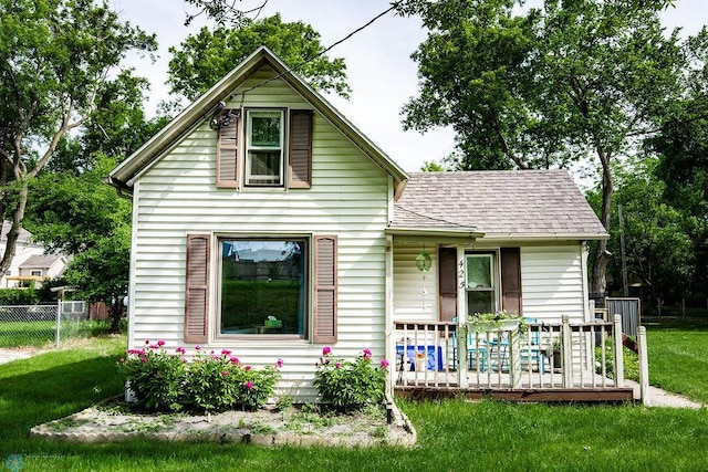 425 12th Ave S, Fargo, ND 58103 - bungalow-style home featuring a shingled roof