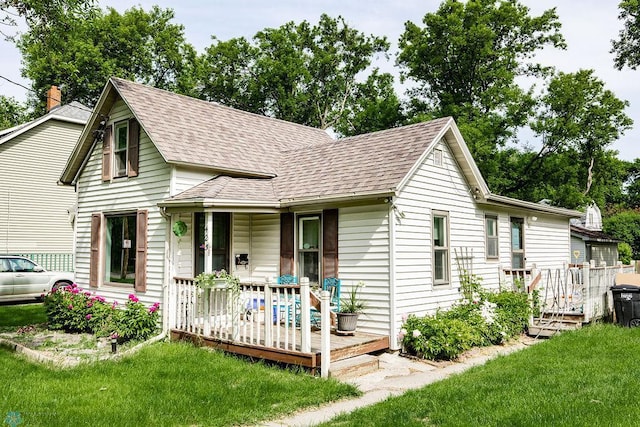 425 12th Ave S, Fargo, ND 58103 - view of front of property featuring a porch, a shingled roof, and a front lawn