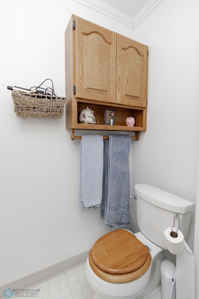 425 12th Ave S, Fargo, ND 58103 - bathroom featuring crown molding, toilet, and baseboards
