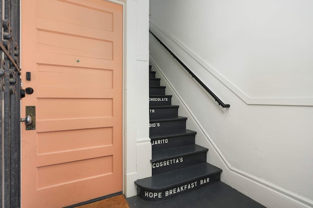 681 Dayton Ave, Saint Paul, MN 55104 - view of staircase