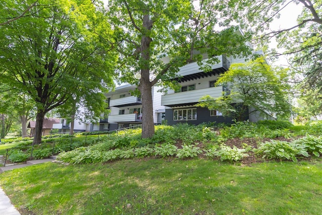 1269 Cleveland Ave N Unit 2B, Saint Paul, MN 55108 - view of grassy yard