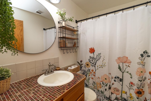 1269 Cleveland Ave N Unit 2B, Saint Paul, MN 55108 - full bathroom with vanity, decorative backsplash, toilet, and a shower with shower curtain