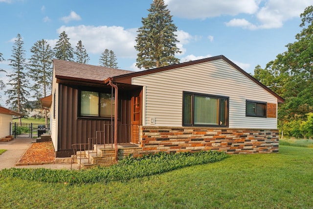 5963 Viking Blvd, Wyoming, MN 55092 - view of front of house featuring a front lawn, a gate, and a shingled roof