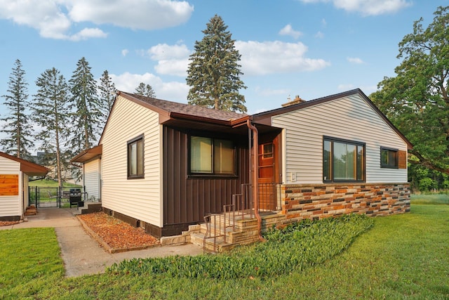 5963 Viking Blvd, Wyoming, MN 55092 - view of front of house featuring a gate and a front lawn