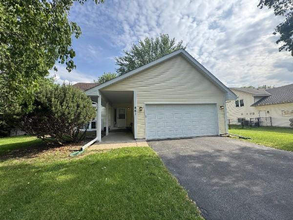 861 Lake Susan Dr, Chanhassen, MN 55317 - single story home featuring a front yard and asphalt driveway