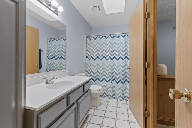 861 Lake Susan Dr, Chanhassen, MN 55317 - bathroom with a skylight, vanity, and a shower with shower curtain