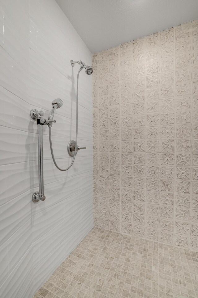 9867 Kahler Ave NE, Monticello, MN 55362 - bathroom with a tile shower