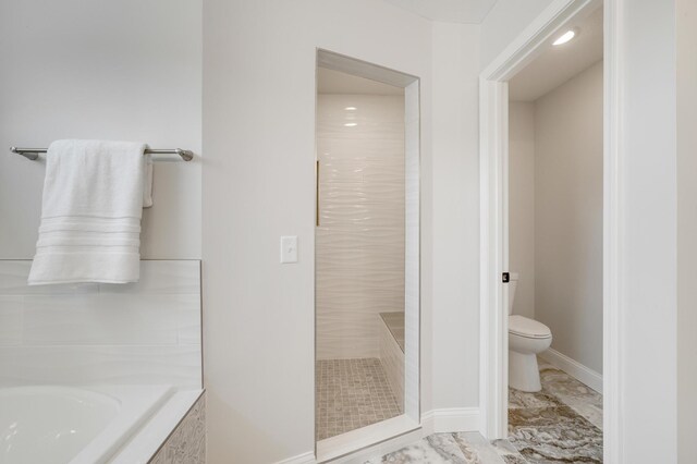 9867 Kahler Ave NE, Monticello, MN 55362 - bathroom featuring a stall shower, toilet, a garden tub, baseboards, and recessed lighting