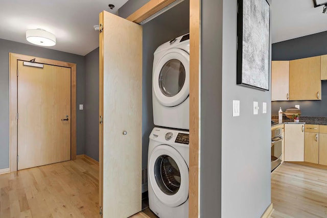 215 10th Ave S Unit 425, Minneapolis, MN 55415 - laundry room with stacked washer / drying machine and light wood-style flooring