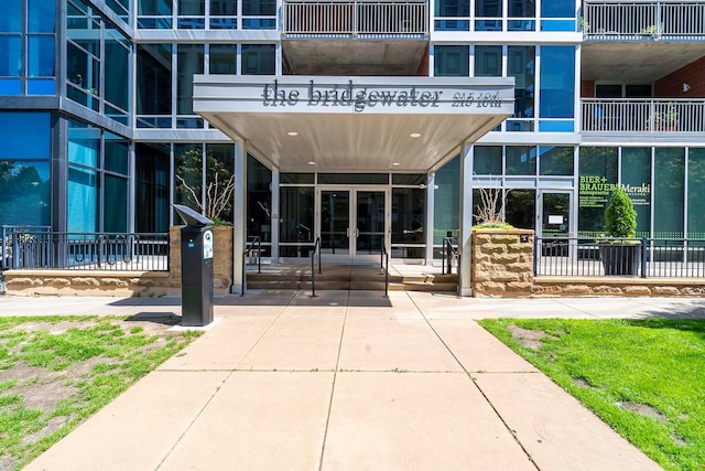 215 10th Ave S Unit 425, Minneapolis, MN 55415 - property entrance with french doors