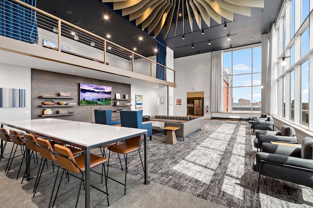 215 10th Ave S Unit 425, Minneapolis, MN 55415 - lobby featuring a high ceiling