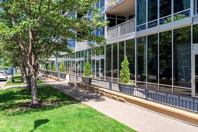 215 10th Ave S Unit 425, Minneapolis, MN 55415 - view of home's community featuring a lawn