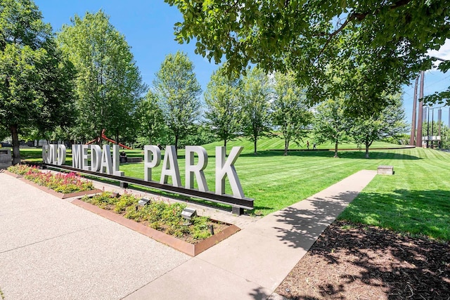 215 10th Ave S Unit 425, Minneapolis, MN 55415 - surrounding community featuring a lawn