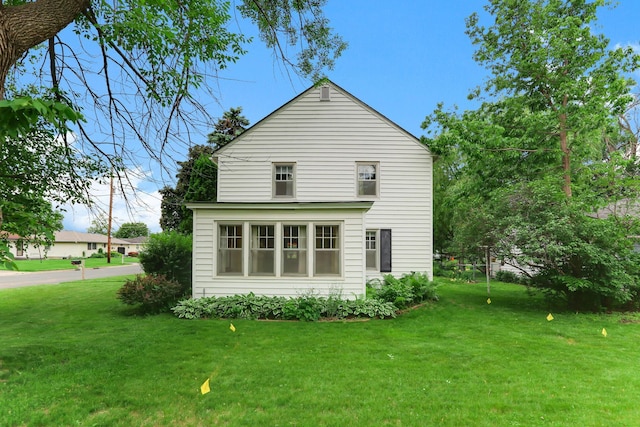 1206 2nd St W, Hastings, MN 55033 - view of home's exterior featuring a yard