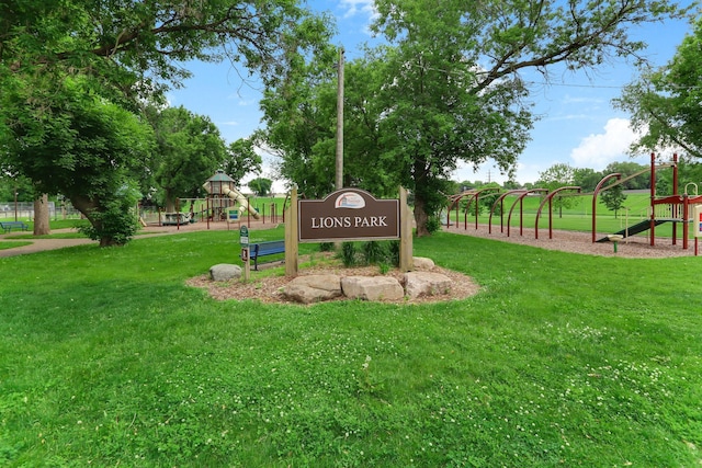 1206 2nd St W, Hastings, MN 55033 - view of home's community featuring a yard