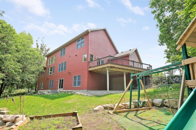 904 Ridgecrest Dr, Carver, MN 55315 - back of property featuring a playground and a lawn