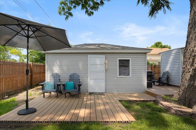 311 Franklin St, Lake City, MN 55041 - deck with an outbuilding