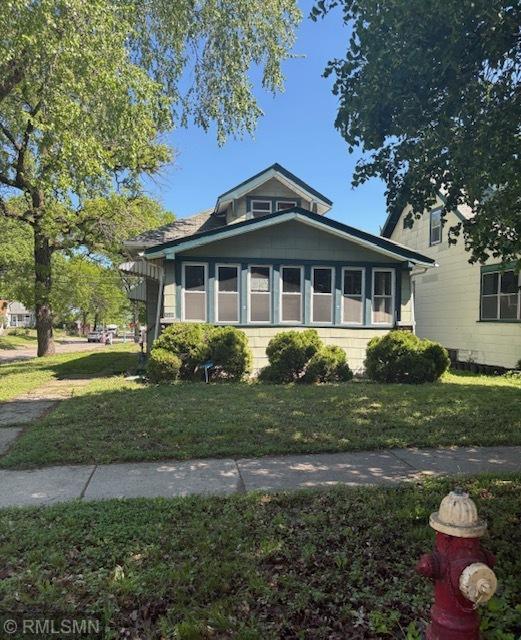 1539 Iglehart Ave, Saint Paul, MN 55104 - bungalow with a front yard