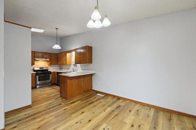 14737 Endicott Way, Apple Valley, MN 55124 - kitchen with stainless steel appliances, baseboards, a peninsula, under cabinet range hood, and a sink