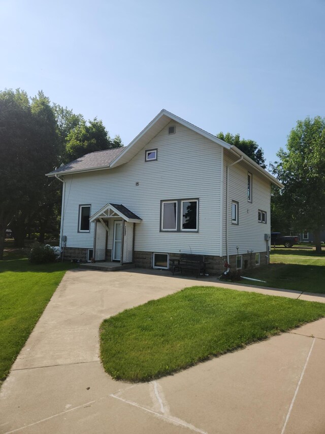 313 2nd St, Hills, MN 56138 - view of front of home with a front yard