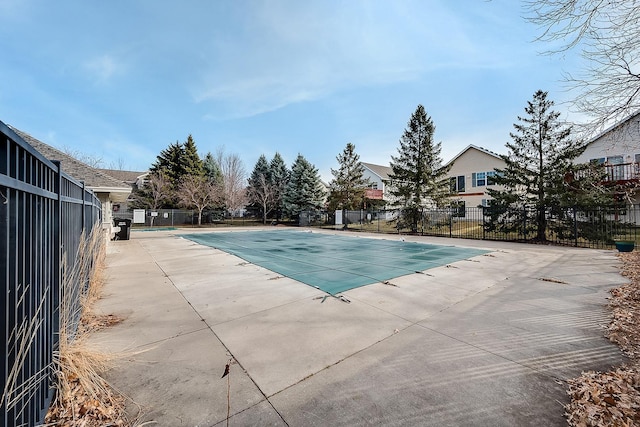 7539 Derby Ln, Shakopee, MN 55379 - community pool with a patio
