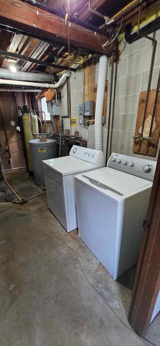17548 749th Ave, Albert Lea Twp, MN 56007 - laundry area with washing machine and dryer and water heater