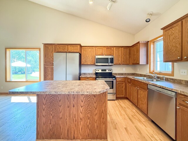 3100 212th St W, Farmington, MN 55024 - kitchen featuring stainless steel appliances, a sink, light wood-type flooring, a center island, and high vaulted ceiling