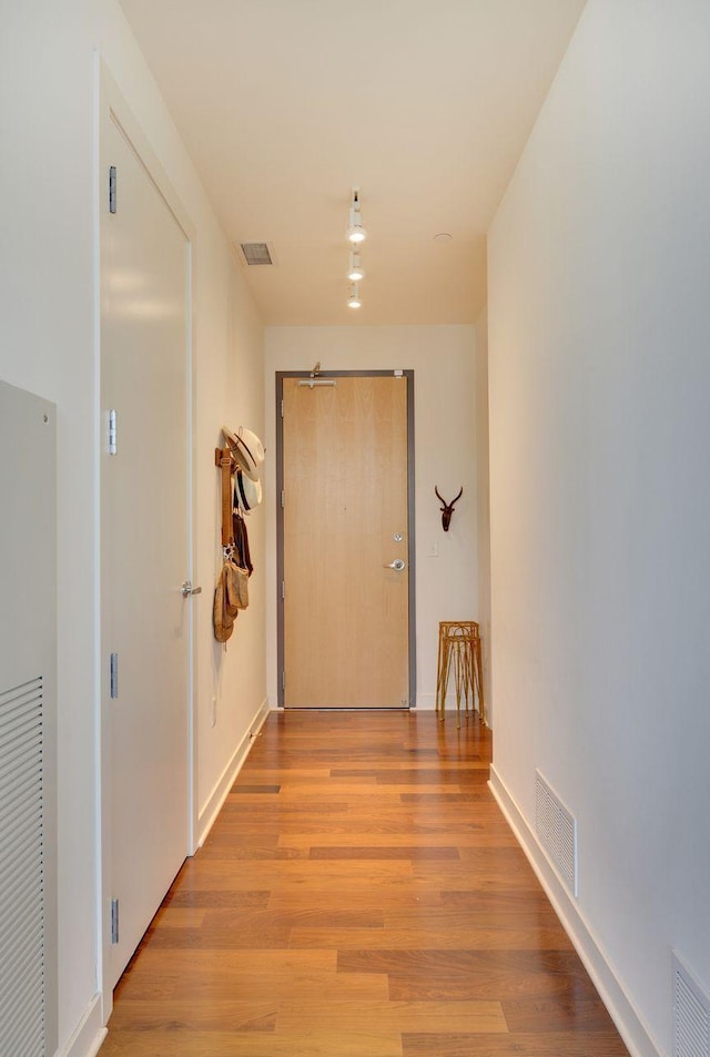 901 2nd St Unit 905, Minneapolis, MN 55415 - corridor with light wood-type flooring