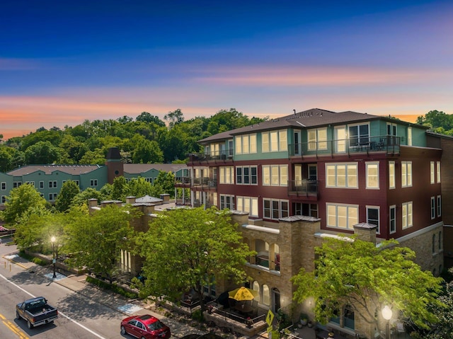 650 Main St N Unit B05, Stillwater, MN 55082 - property at dusk with uncovered parking