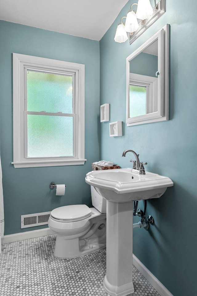 5625 Upton Ave S, Minneapolis, MN 55410 - half bath featuring toilet and baseboards