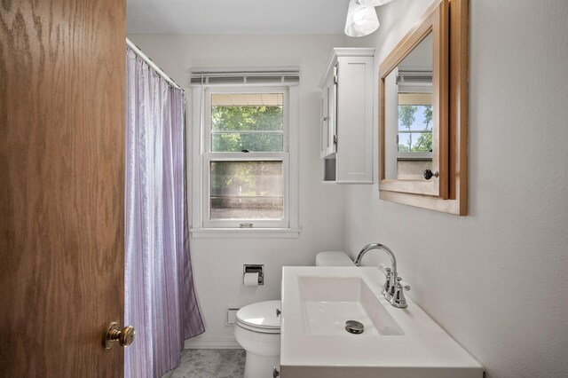 5030 Jefferson St NE, Columbia Heights, MN 55421 - full bath featuring a sink, toilet, and a shower with curtain