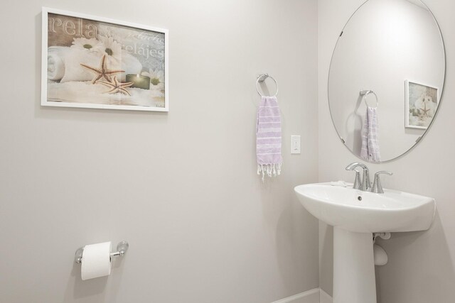 1212 Lower 143rd St E, Rosemount, MN 55068 - bathroom featuring baseboards and a sink