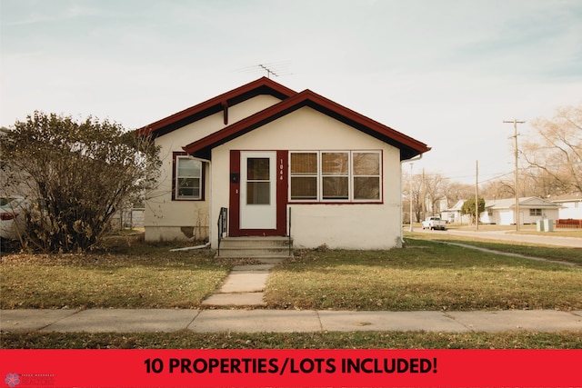 1044 16th St N, Fargo, ND 58102 - bungalow-style home with entry steps, a front yard, and stucco siding