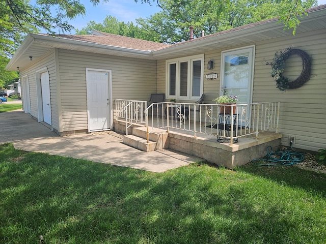 1427 Canary Dr, Albert Lea, MN 56007 - back of house with a yard and a garage