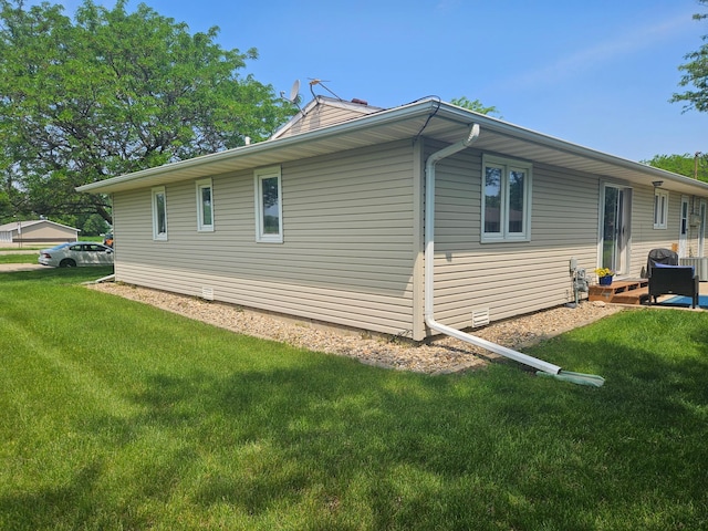 1427 Canary Dr, Albert Lea, MN 56007 - view of home's exterior with a lawn