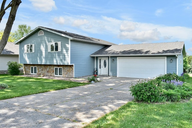 206 Skyline Hts, Wabasha, MN 55981 - split level home featuring a front lawn, an attached garage, and driveway