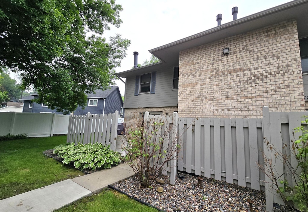 18705 Clear View Ct, Minnetonka, MN 55345 - view of yard