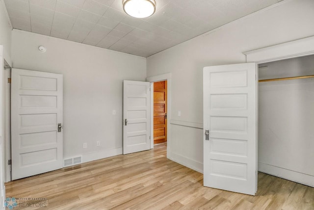 1036 12th St N, Fargo, ND 58102 - unfurnished bedroom featuring light wood finished floors and a closet