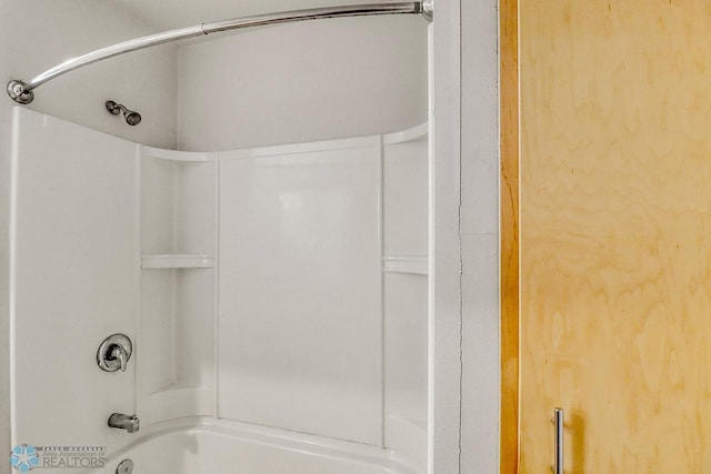 1036 12th St N, Fargo, ND 58102 - bathroom with tub / shower combination