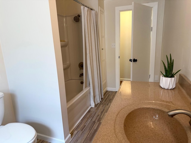 604 10th Ave, Grand Rapids, MN 55744 - full bath featuring shower / bath combo with shower curtain and wood finished floors