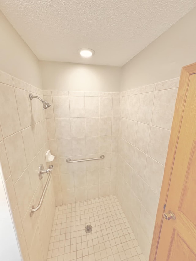 1855 Pioneer Ln Unit 1855, Centerville, MN 55038 - full bath with tiled shower and a textured ceiling