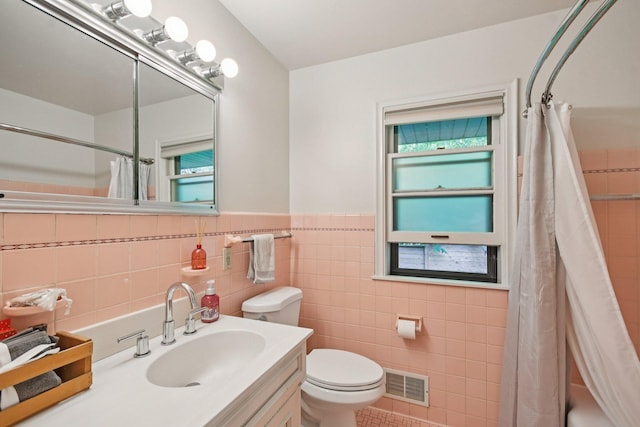 1346 Como Ave, Saint Paul, MN 55108 - full bath featuring vanity, shower / bathtub combination with curtain, tile walls, and wainscoting