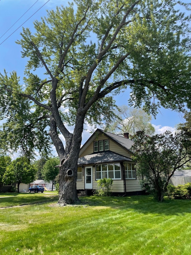 1125 9th Ave SE, Saint Cloud, MN 56304 - view of side of property featuring a chimney and a yard