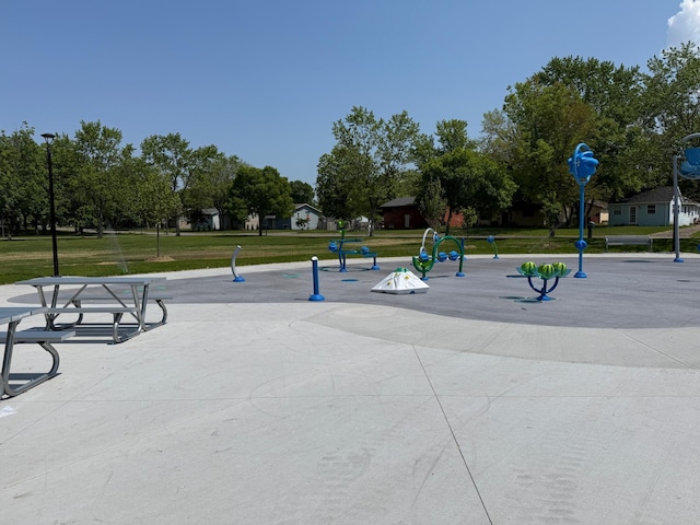1125 9th Ave SE, Saint Cloud, MN 56304 - view of community with a yard