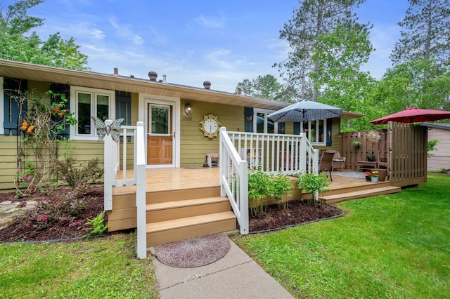 1501 Fraser Dr, Grand Rapids, MN 55744 - view of front of house featuring a wooden deck and a front yard