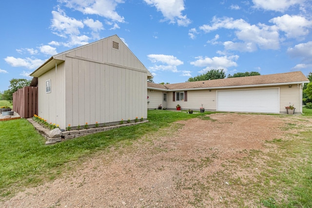 38630 Woodview Ln, Le Center, MN 56057 - view of side of property featuring driveway, a garage, and a yard