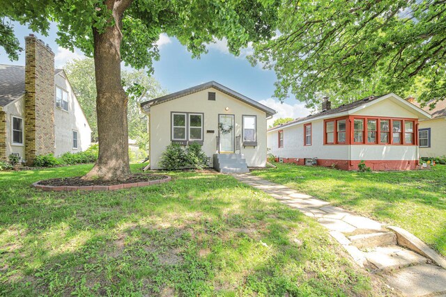 3234 Washburn Ave N, Minneapolis, MN 55412 - view of front facade featuring a front yard and entry steps