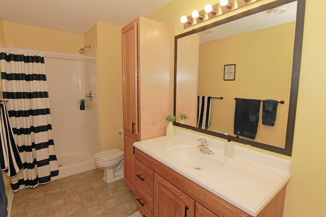 653 86th Ln NW, Coon Rapids, MN 55433 - bathroom with curtained shower and vanity