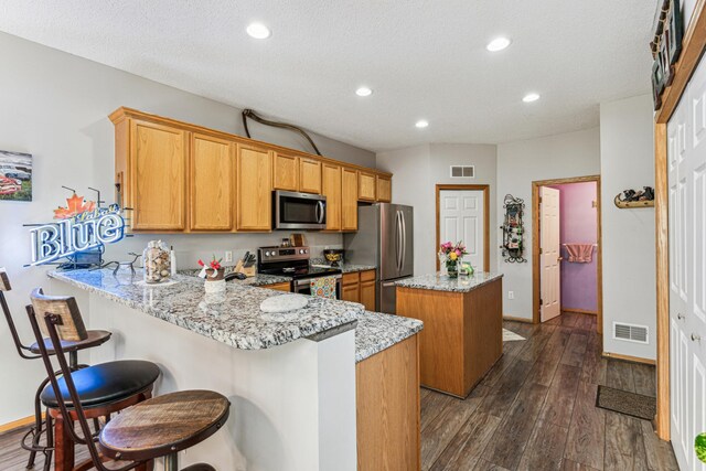 4505 Victor Path Unit 7, Hugo, MN 55038 - kitchen featuring stainless steel appliances, a kitchen island, recessed lighting, a peninsula, and baseboards